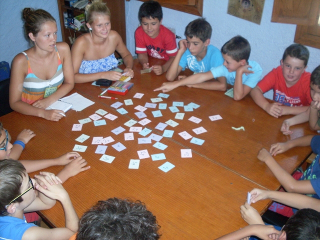 ninos jugando a las cartas despues de comer